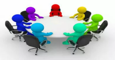figura representando pessoas reunidas em uma mesa