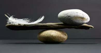 uma pena e uma pedra em equilíbrio