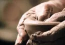mãos de oleiro moldando um vaso