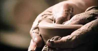mãos de oleiro moldando um vaso