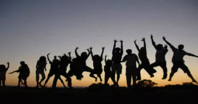silhueta de vários adolescentes e crianças pulando