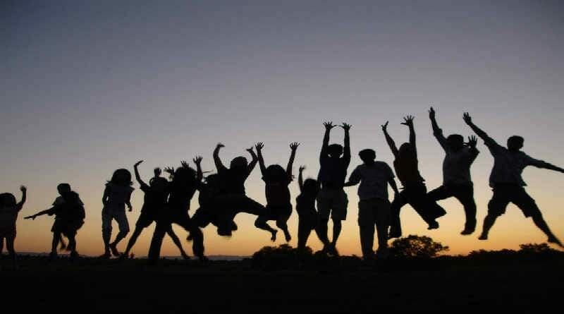 silhueta de vários adolescentes e crianças pulando
