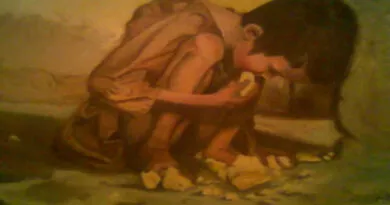 menino pobre agachado comendo pão