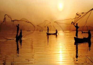 pescadores em canoas lançando rede no rio