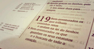 Bíblia aberta no Salmo 119