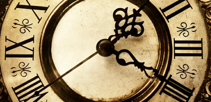 relógio antigo com números romanos