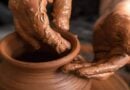 mão de oleiro moldando um vaso no barro