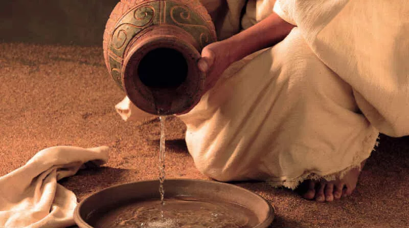 uma pessoa derramando água em uma vasilha