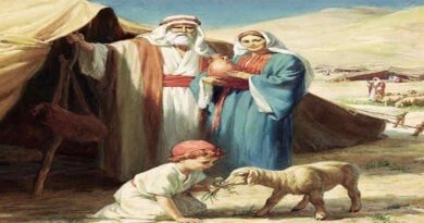 um casal frente a uma tenda, e o filho brincado com uma ovelha