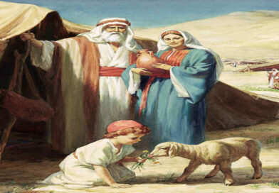 um casal frente a uma tenda, e o filho brincado com uma ovelha