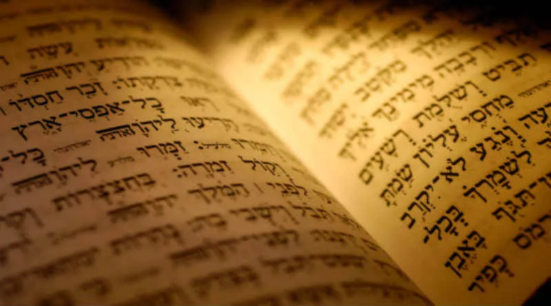 livro com letras em hebraico