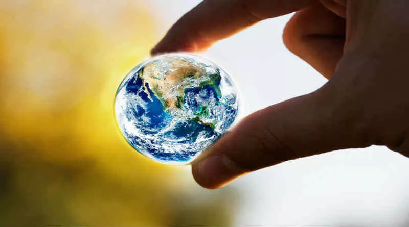 figura do globo terrestre segurado por dois dedos de uma mão