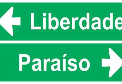 placa de trânsito indicando liberdade a esquerda e paraíso a direita