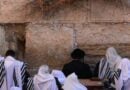 judeus orando no muro das lamentações