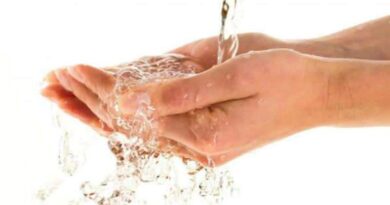 mãos aparando água