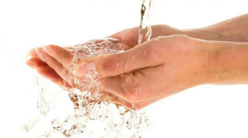 mãos aparando água