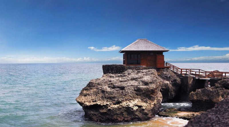 casa edificada sobre uma rocha a beira mar