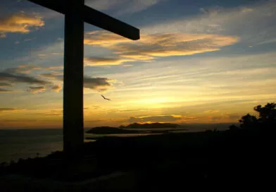 uma cruz se destaca no horizonte