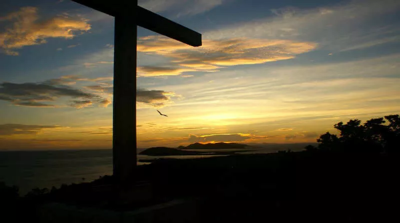 uma cruz se destaca no horizonte