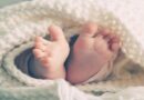 pés de recém nascido envolto em cobertor