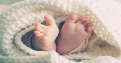pés de recém nascido envolto em cobertor