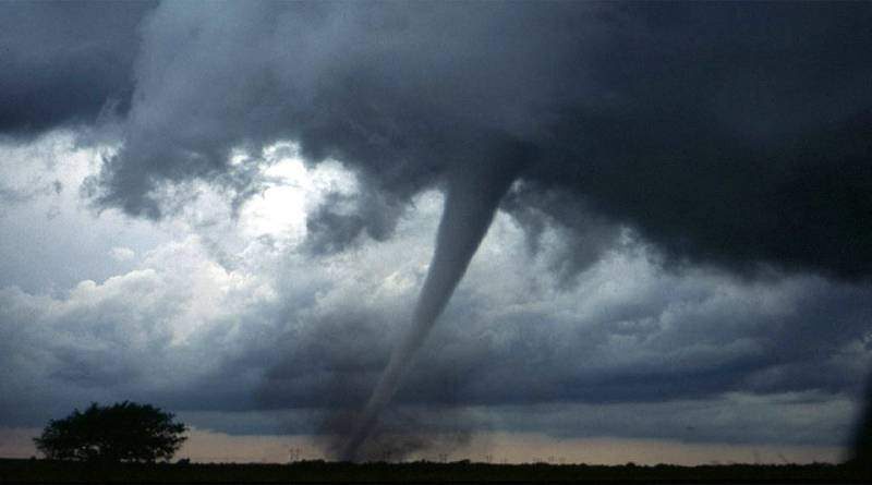 foto de um tornado