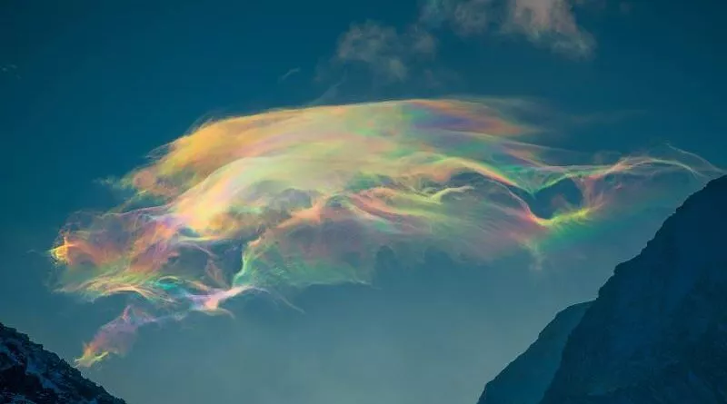 nuvens com cores do arco-íris