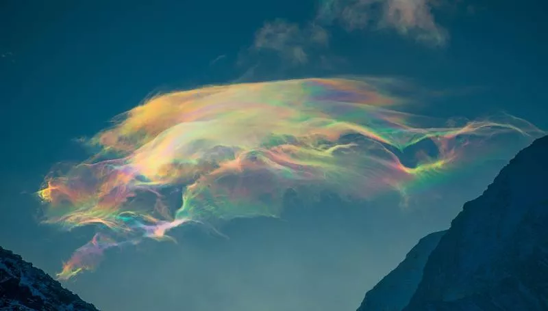 nuvens com cores do arco-íris
