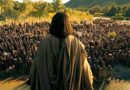 Pintura de Jesus diante de uma multidão