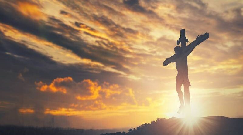 homem crucificado em uma cruz