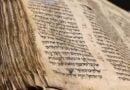 Livro antigo com letras em hebraico