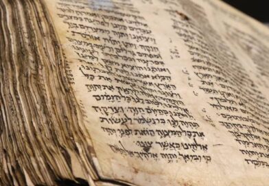 Livro antigo com letras em hebraico
