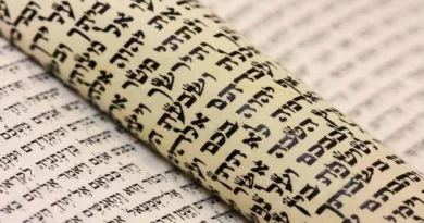 Página de uma bíblia escrita em hebraico.
