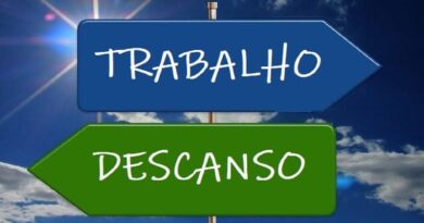 Duas placas com as palavras trabalho e descanso