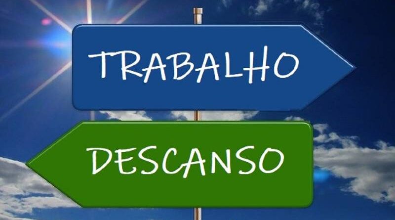 Duas placas com as palavras trabalho e descanso